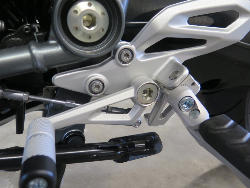 k-908653-Fahrer Fußrastentieferlegung Fahrer verstellbar 40mm tiefer ABE für BMW S1000XR ab 2020