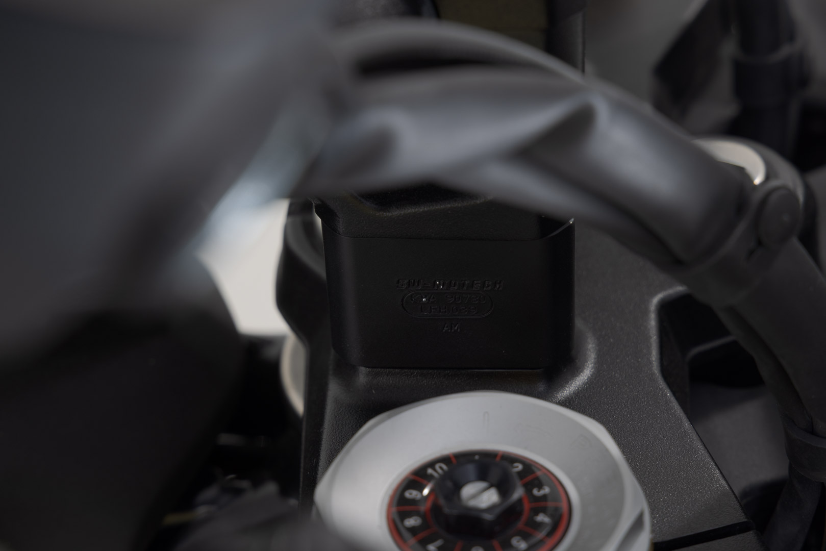 Lenkererhöhung H=30 mm. Schwarz. BMW R 12 G/S (25-).