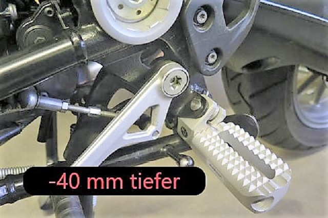 k-907938_standfeste_Fussraste_2_580 Tieferlegung standfeste Fahrerfußraste schwarz 40 mm tiefer für BMW R1200GS LC R1250GS K50