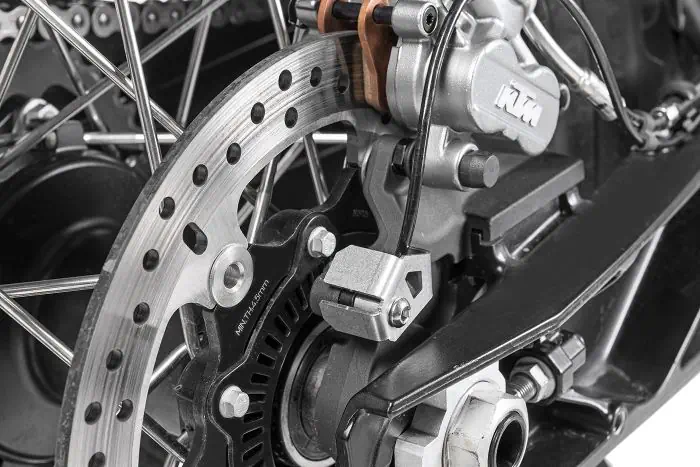 ABS-Sensorschutz hinten für KTM 890 Adventure/ 890 Adventure R/ 790 Adventure / 1290 Super Adventure / 390 Adventure, Husqvarna Norden 901 ABS-Sensorschutz hinten für KTM 890 Adventure/ 890 Adventure R/ 790 Adventure / 1290 Super Adventure / 390 Adventure, Husqvarna Norden 901