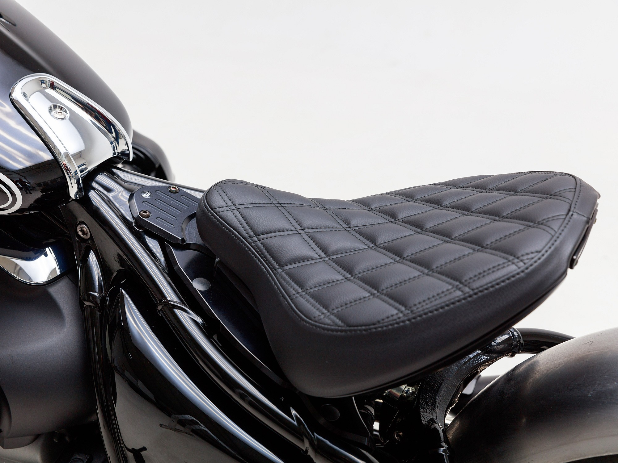 Bobber-Heckfender-Umbau-Kit-mit-Sitz-f-r-BMW-R18-1800-8