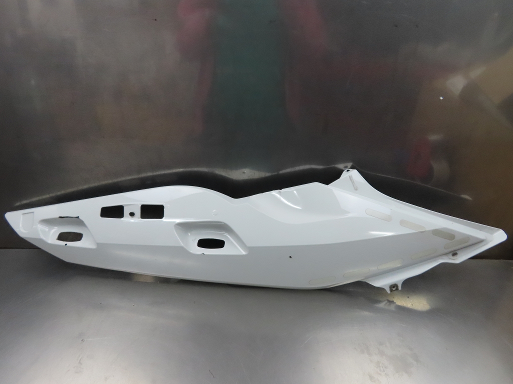 k-IMG_5180ag3txb7AMcpq3 Original BMW Verkleidung Heckverkleidung Heckseitenteil rechts für K26 R900RT R1200RT 05