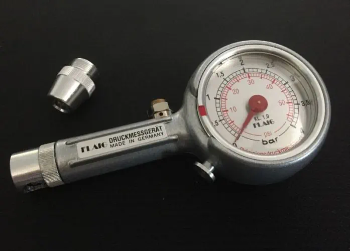 Reifenluftdruckprüfer mit geradem und 90° Schräganschluss und Ablassventil Reifenluftdruckprüfer mit geradem und 90° Schräganschluss und Ablassventil