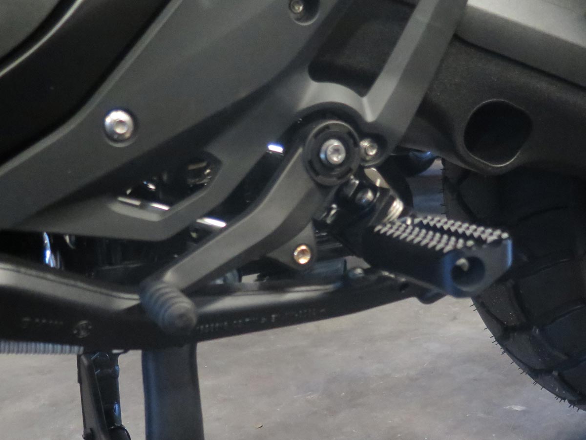 mv-standfeste-fahrerfussraste-fuer-bmw-r1300gs standfeste Fahrerfußraste 35 mm tiefer 45 mm breiter schwarz eloxiert für BMW R1300GS