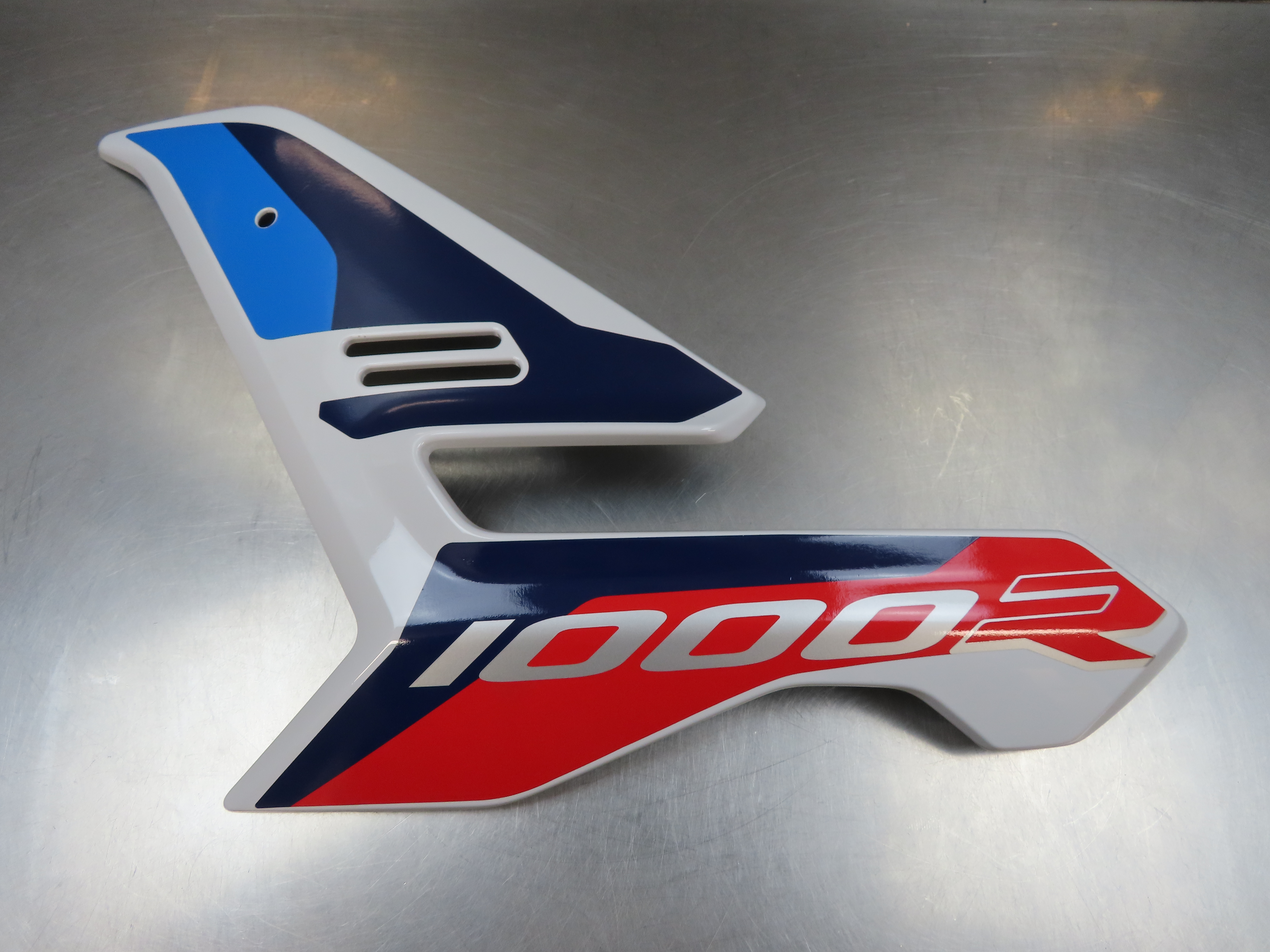 BMW S1000R ab 2021 Seitenverkleidung mit Dekor links weiß / blau / rot