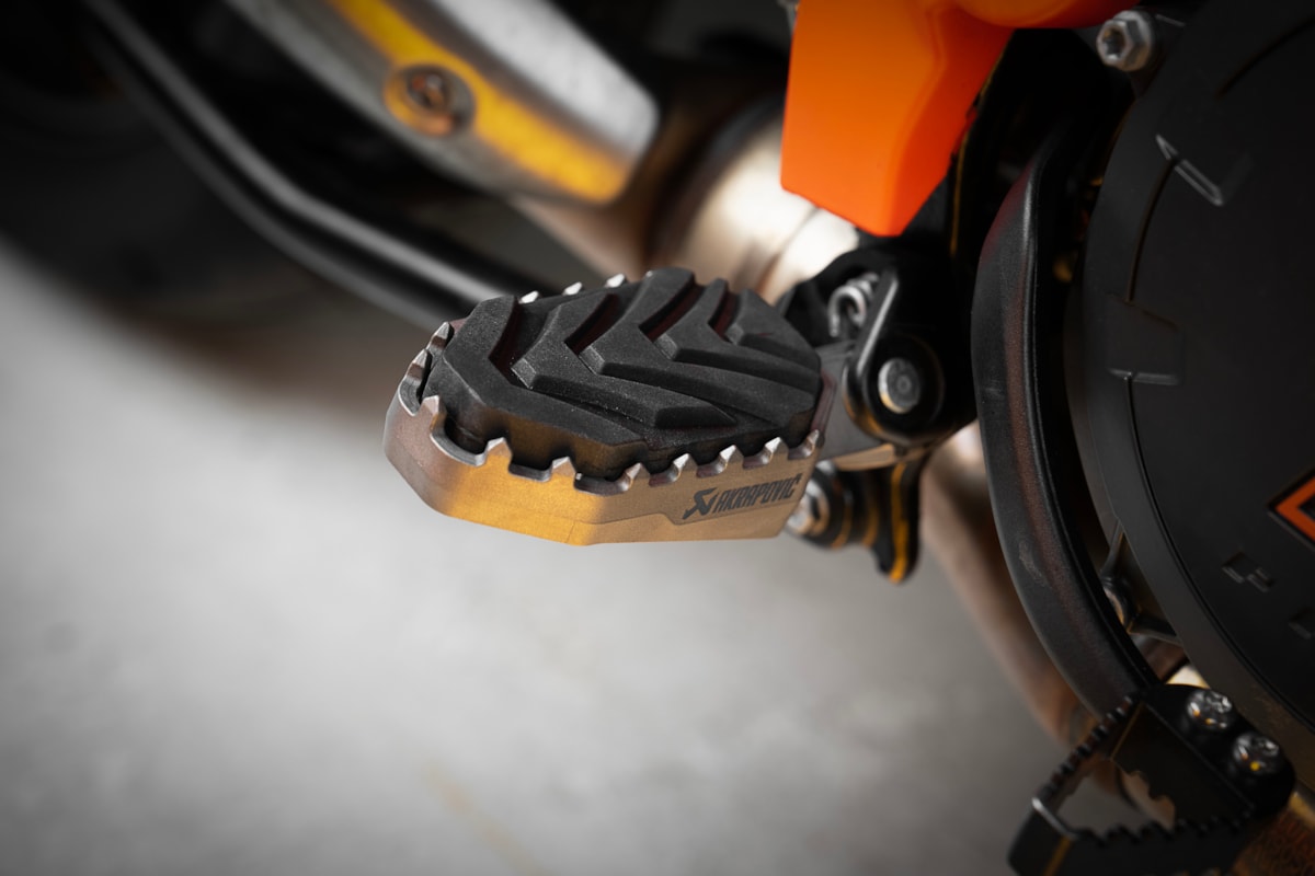 Akrapovic KTM / HUSQVARNA / GAS GAS Enduro / Adventure Fußrastensatz aus Titan