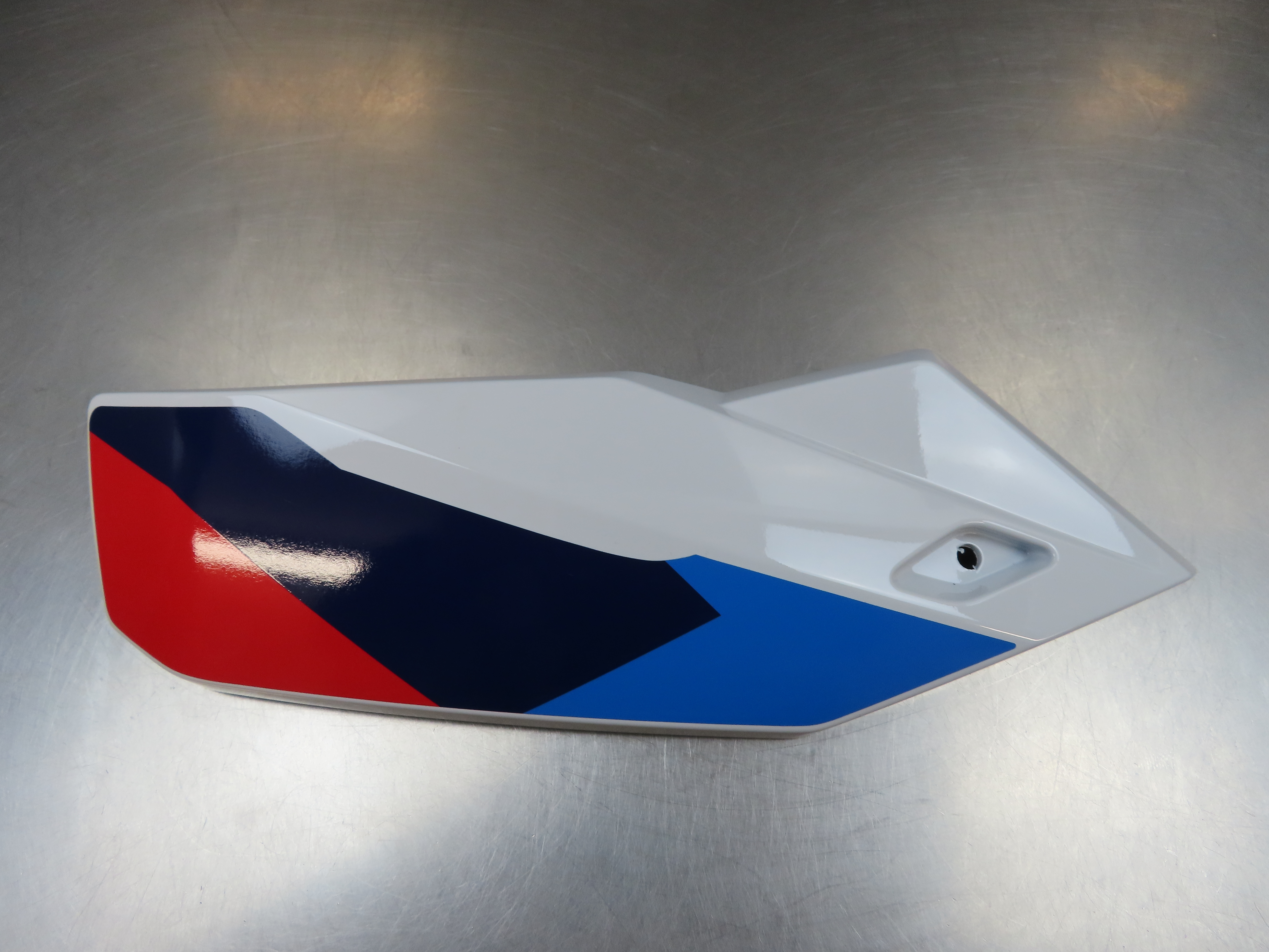 BMW S1000R ab 2021 Motorspoiler mit Dekor links weiß / blau / rot