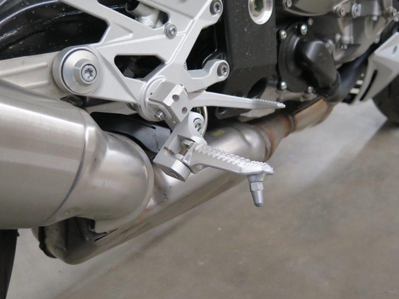 k-Verstellbare-Fahrer-Raste-S1000R-und-S1000RR-907908