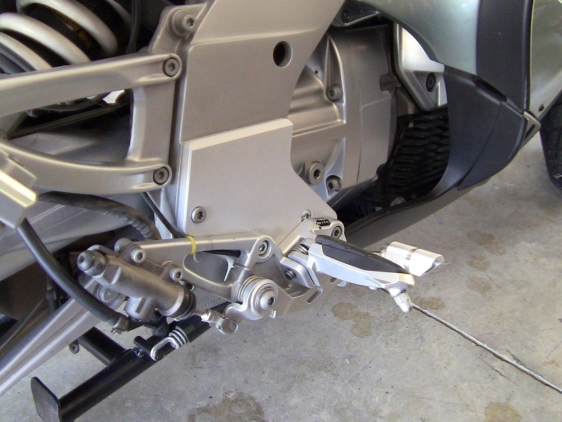 k-907216-907224-IMG_0262 Fußrastentieferlegung Fahrer 28mm tiefer ABE für BMW K1200RS ab Bj. 2001