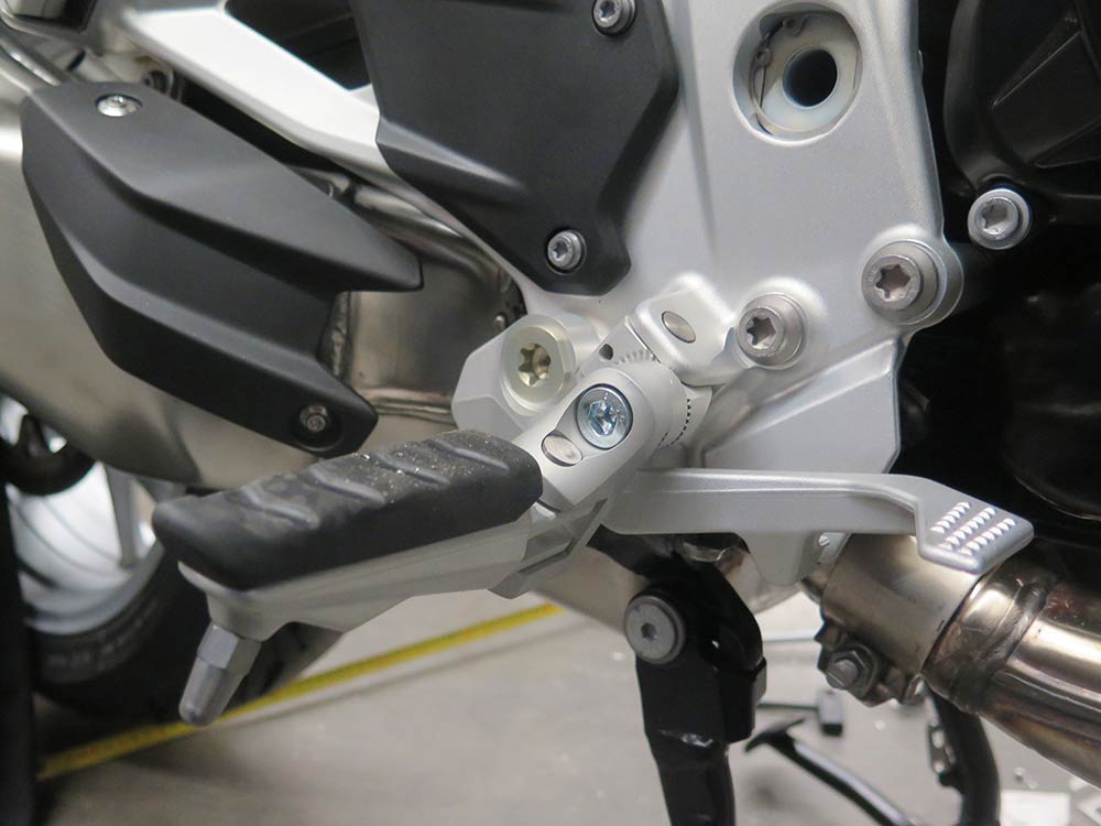 fussrastenadapter-BMW-F900XR-fahrer-rechts-mit-ausgleichsadapter-zoom Fahrer Fußrastentieferlegung inkl. Ausgleichsadapter 4cm tiefer ABE für BMW F900XR F900R