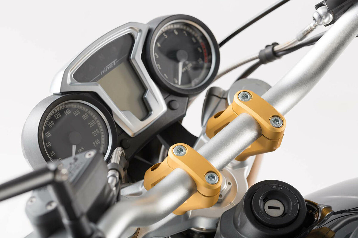 Lenkerverlegung. B-Ware H=20 mm. Verlegung um 30 mm. Golden. BMW R nineT.