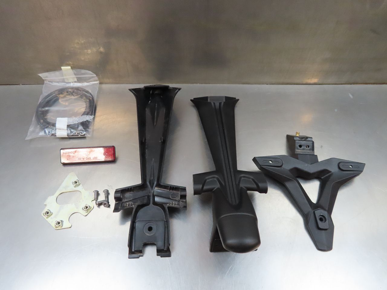 Original Kennzeichenhalter Spritzschutz Kotflügel hinten T2308676 für Triumph 765