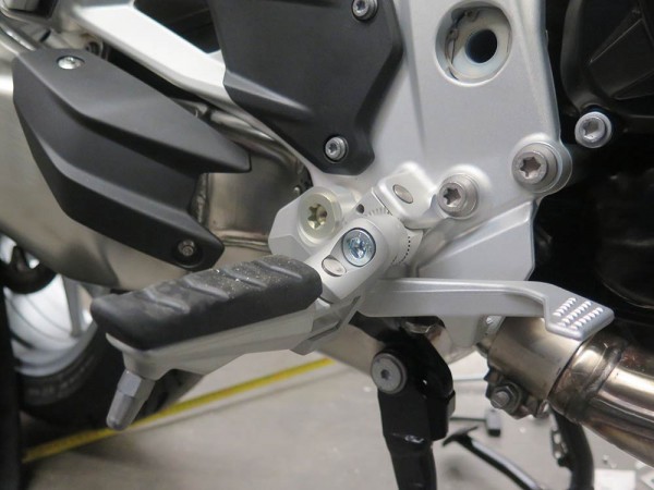 Fahrer Fußrastentieferlegung inkl. Ausgleichsadapter 4cm tiefer ABE für BMW F900XR F900R